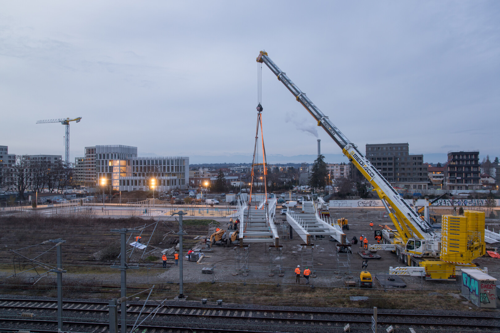 Photo de la pose du tablier de la passerelle