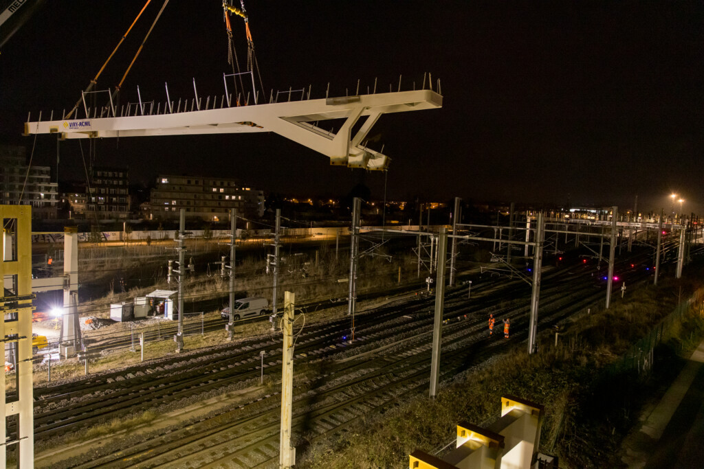 Photo de la pose du tablier de la passerelle, de nuit.